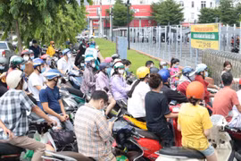 Người dân TP. HCM lại ùn ùn kéo đến siêu thị