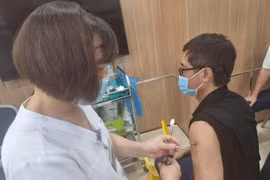 Bộ trưởng Bộ Y tế: Đẩy nhanh tiến độ tiêm chủng vaccine phòng COVID-19