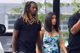 Nữ ca sĩ Cardi B mặc đồ bó, khoe bụng bầu khi dạo phố