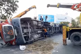TP. HCM: Xe container bị lật nhào giữa vòng xoay, giao thông ùn tắc kéo dài