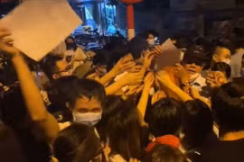 Bí thư Hà Nội yêu cầu làm rõ trách nhiệm lãnh đạo phường để xảy ra chen lấn tiêm vắc xin