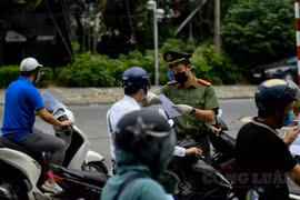 Phát hiện 3 thanh niên mua 9 giấy đi đường ở cửa hàng cầm đồ với giá 12 triệu đồng