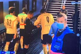 Trọng tài xin chữ ký của Haaland sau trận đấu Man City - Dortmund