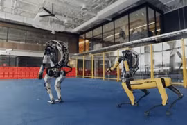 Đội ngũ robot nhảy múa theo điệu nhạc mừng năm mới