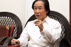 “Đua nhau làm sân bay làm gì, khi học sinh vẫn phải trèo đèo lội suối đi học?”