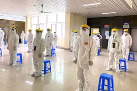 Xúc động hình ảnh cử tri là bệnh nhân, nhân viên y tế bỏ phiếu tại khu cách ly