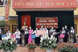 Báo Xây dựng tổ chức trao tặng xe đạp tại xã Đồng Lạc, tỉnh Hải Dương