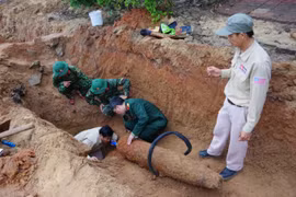 Thi công đường trong khu dân cư, phát hiện quả bom 227 kg còn nguyên kíp nổ
