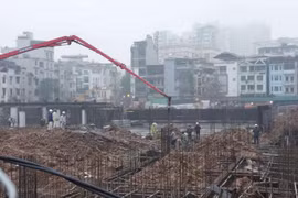 Cầu Giấy (Hà Nội): Dự án thi công trường học bị “tố” đổ bê tông dưới mưa, không đảm bảo an toàn lao động!