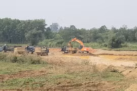 Hà Tĩnh: Lợi dụng thi công dự án, nhà thầu chở cát sỏi mang bán trục lợi