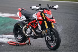 Ducati Hypermotard 950 2022 có tem mới ở phiên bản SP