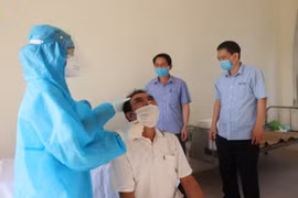 Hà Nội: Lấy mẫu xét nghiệm cho các cán bộ tổ bầu cử tại điểm bầu cử khu vực cách ly, phong tỏa