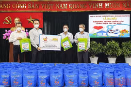 Trao 1.000 túi thuốc điều trị tại nhà cho người F0 ở TP.HCM