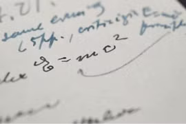 Bức thư đặc biệt của Albert Einstein viết lại một công thức nổi tiếng được bán với giá 1,2 triệu USD