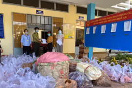 Nhiều hỗ trợ thiết thực đến với người dân khu phong tỏa do Covid-19