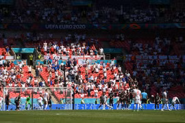 Cổ động viên nguy kịch khi ngã từ khán đài sân vận động Wembley