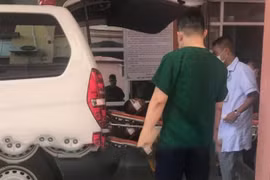 Bé trai 6 tuổi bị ông ngoại chém tử vong