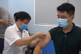 Hà Nội: Tiêm vắc xin Covid-19 cho hàng trăm phóng viên, nhà báo