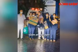 Xúc động hình ảnh các y bác sĩ được nhận món quà ý nghĩa dưới cơn mưa nặng hạt ở Sài Gòn