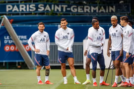 Cơn sốt Messi ra mắt Ligue 1: Vé chợ đen tăng giá 10 lần, phá kỷ lục màn ra mắt của Beckham