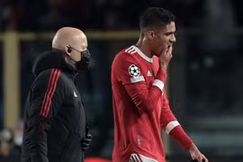 Varane lại chấn thương, nguy cơ lỡ derby Manchester 