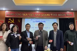 Báo Kinh tế & Đô thị trao thẻ nhà báo cho phóng viên, biên tập viên