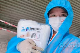 Bà mẹ trẻ nhờ chồng trông con để rong ruổi phát cơm cho người khó khăn tại TP. HCM