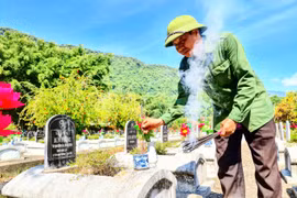 Người đàn ông 25 năm thầm lặng “chăm lo” mộ phần cho các anh hùng liệt sĩ