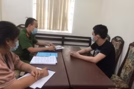 Hà Nội: Xử phạt nam thanh niên khạc nhổ, ném khẩu trang trong thang máy