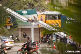 Cận cảnh xây dựng cầu vượt dành cho người đi bộ qua đường Nguyễn Trãi, Hà Nội
