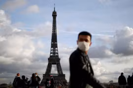 Tháp Eiffel mở cửa trở lại sau 8 tháng đóng cửa vì COVID-19
