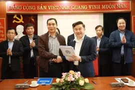 Bàn giao chi bộ và các tổ chức đoàn thể báo Pháp luật và Xã hội về báo Kinh tế & Đô thị