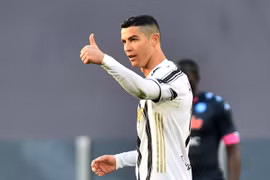 Siêu sao Ronaldo ghi bàn giúp Juventus trụ lại top 4