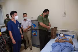 Giám đốc Công an Hà Nội thăm, động viên chiến sỹ công an bị shipper “thông chốt” đâm trọng thương