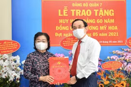 Trao Huy hiệu 60 năm tuổi Đảng cho nguyên Phó Chủ tịch nước Trương Mỹ Hoa