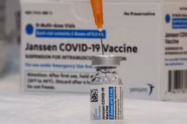 Châu Âu cảnh báo vaccine Covid-19 của Johnson & Johnson có thể gây đông máu