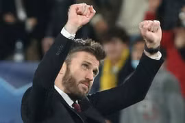 Michael Carrick bất ngờ chia tay Man United sau chiến thắng Arsenal