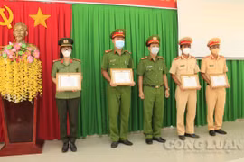 Khen thưởng 4 cán bộ công an hỗ trợ gia đình hoàn thành cách ly về nhà an toàn