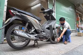 Độc đáo xe máy ‘tái chế’ vừa chạy xăng vừa chạy điện