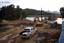 Những người thợ thi công cầu sông Bồ