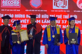 Ở tuổi 73, ông chủ Tập đoàn Mường Thanh nhận bằng cử nhân danh dự của Viện Đại học Kỷ lục Thế giới