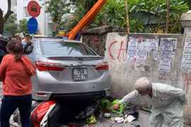 Thừa Thiên Huế: Đạp nhầm chân ga, nữ tài xế tông 3 người bị thương