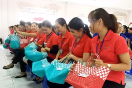 Đà Nẵng: Tặng 1.000 giỏ đi chợ cho chị em công nhân chống rác thải nhựa