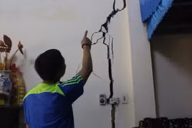 Bất an vì thực hiện dự án cống hóa mương Đồng Bông khiến hàng chục nhà dân nứt toác