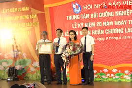 Trung tâm Bồi dưỡng nghiệp vụ báo chí đón nhận Huân chương Lao động hạng Nhì