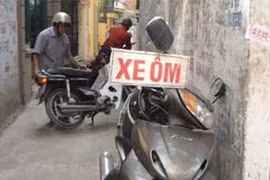 Xe ôm, shipper phải được cấp phép, đeo thẻ hành nghề