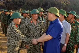 Phó Thủ tướng Vương Đình Huệ thăm hỏi, động viên lực lượng chữa cháy rừng ở Hà Tĩnh