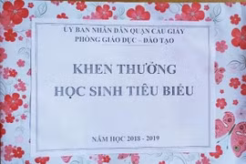 Hà Nội: Trưởng Phòng Giáo dục và Đào tạo Cầu Giấy xin lỗi vì cách trao thưởng cho học sinh không phù hợp