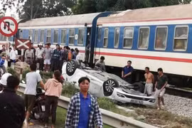 Ô tô bằng qua đường tàu tại Nghệ An, nữ tài xế tử vong