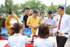 Khách hàng chen nhau lái thử xe VinFast Fadil